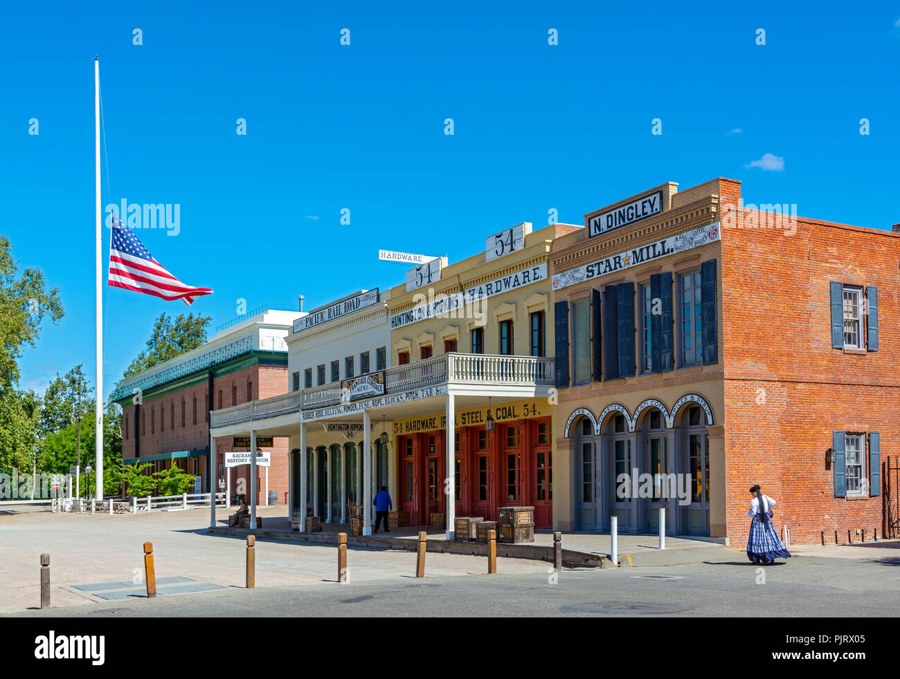 California, Old Sacramento, edifici storici, femmina re-enactor in costume Foto Stock