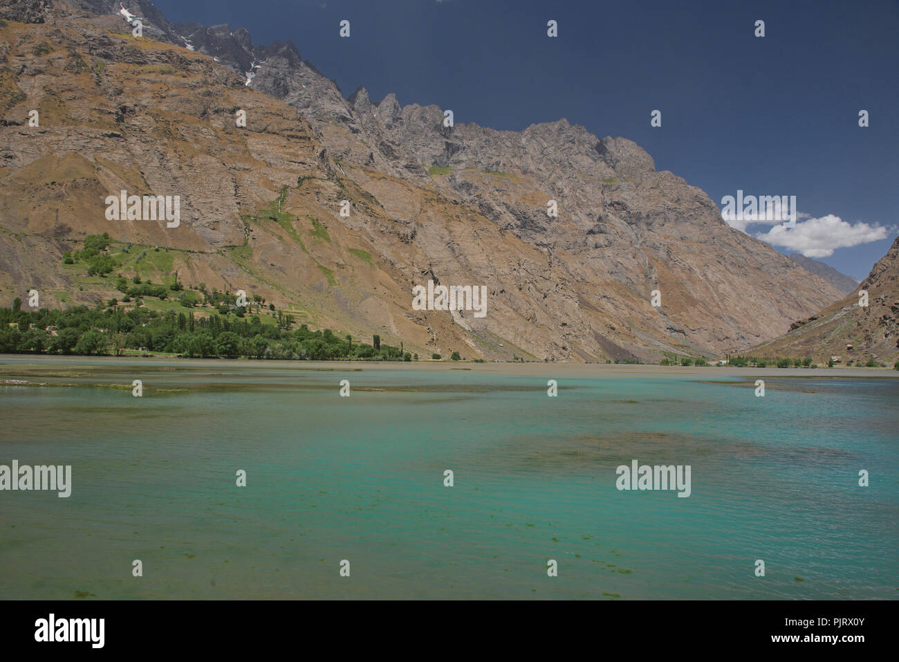 Splendido fiume acqua, guardando in Afghanistan dal Pamir Highway, Tagikistan. Foto Stock