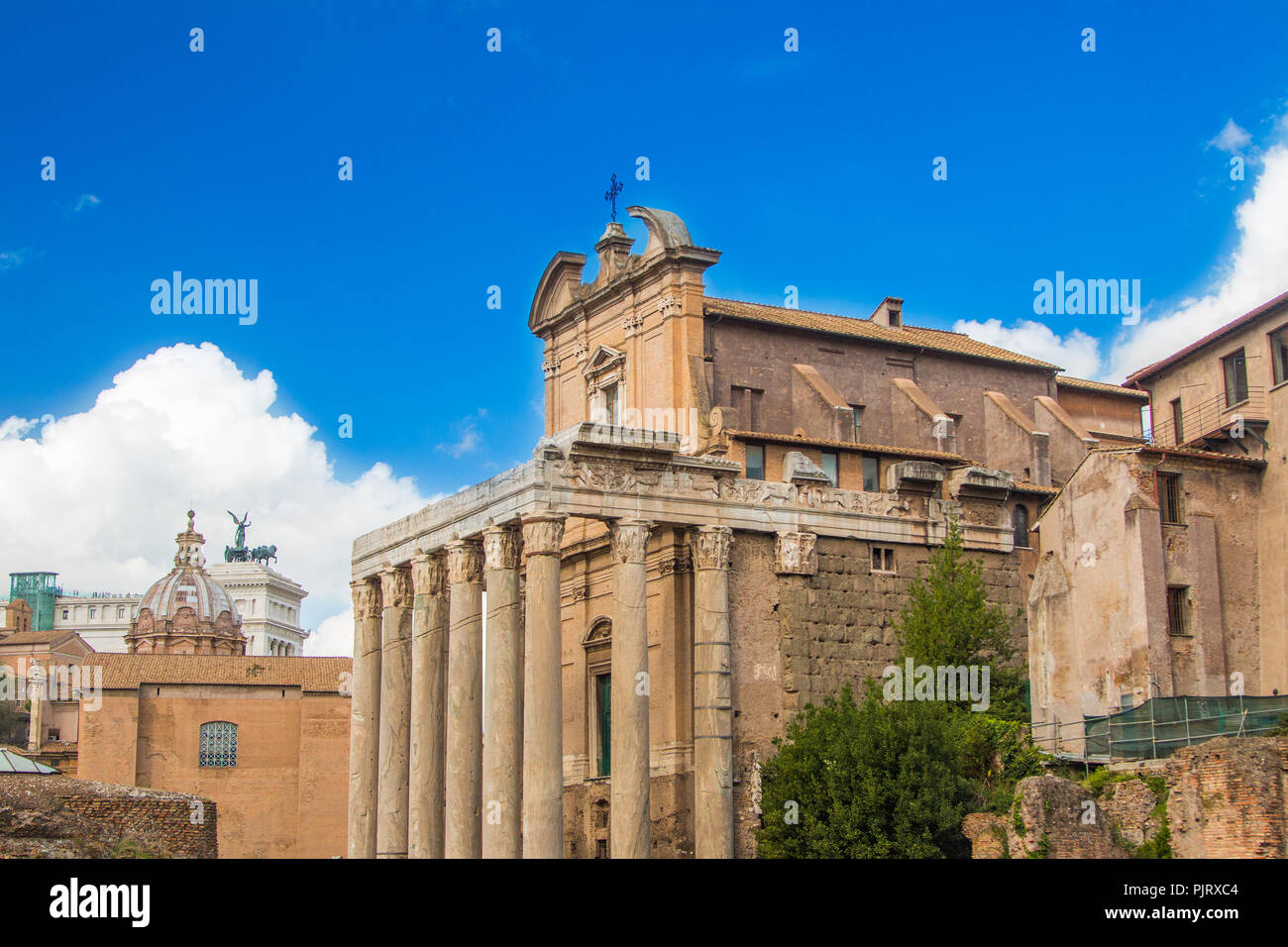 Tempio di Antonino e Faustina, adottata per la chiesa di San Lorenzo in Miranda, Romanom Forum (Forum Romano), Roma, Italia Foto Stock