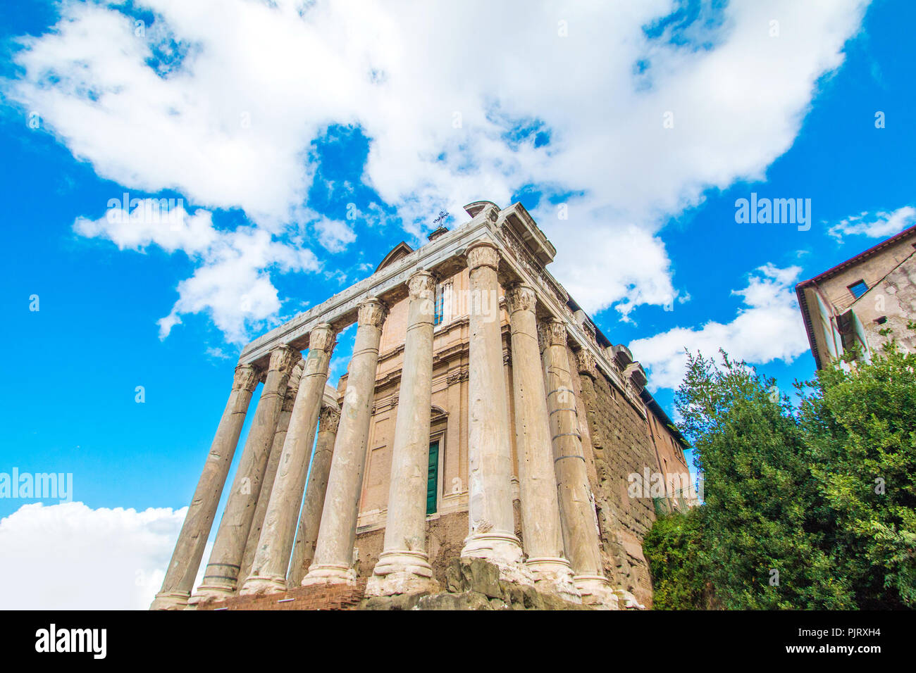 Tempio di Antonino e Faustina, adottata per la chiesa di San Lorenzo in Miranda, Romanom Forum (Forum Romano), Roma, Italia Foto Stock