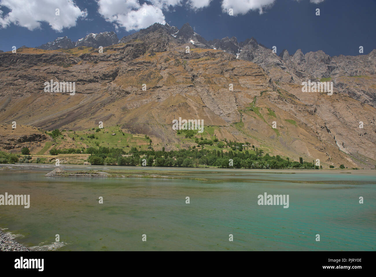 Splendido fiume acqua, guardando in Afghanistan dal Pamir Highway, Tagikistan. Foto Stock