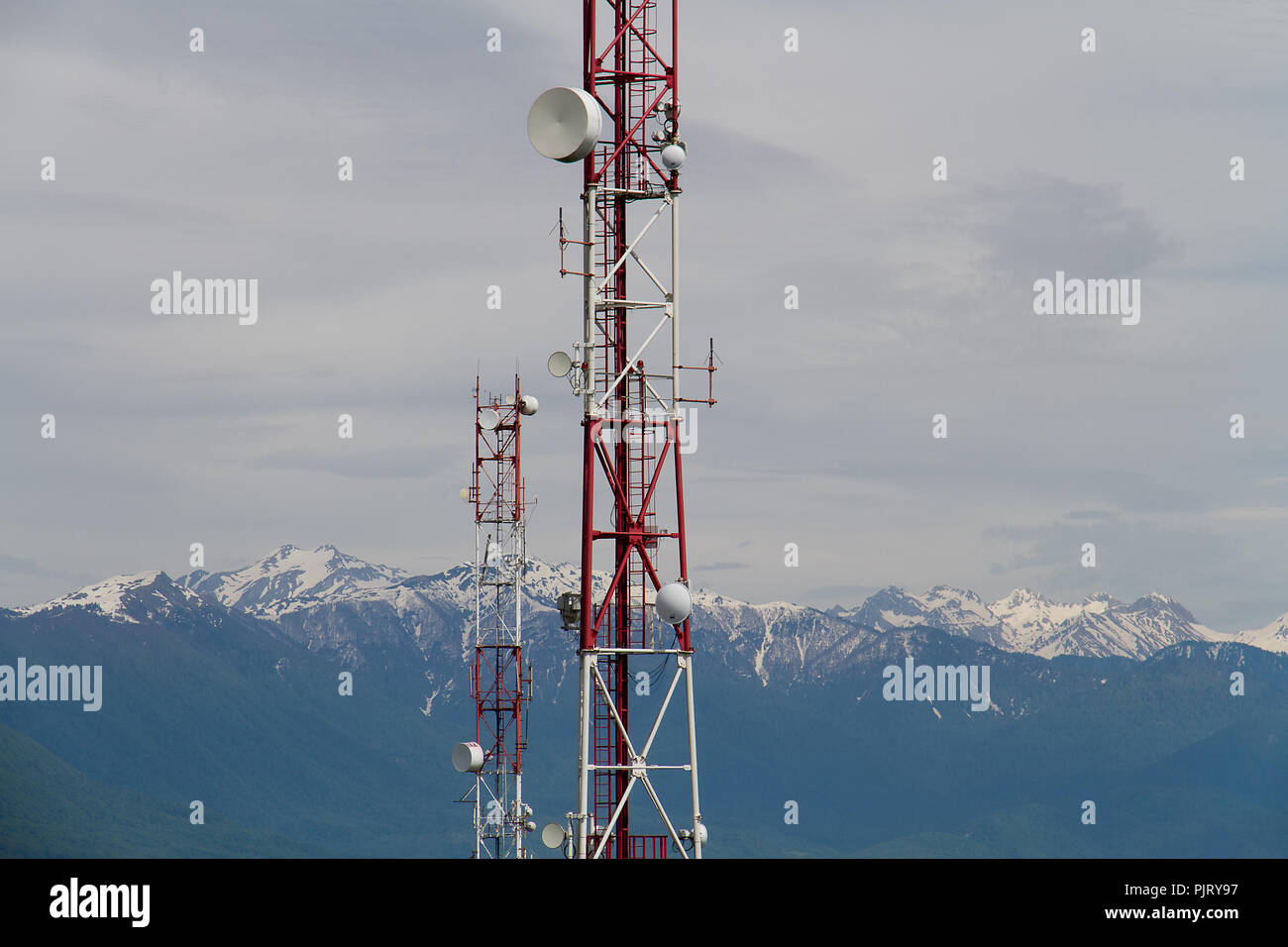 Telecom torri in ambiente di alta montagna innevata. Foto Stock