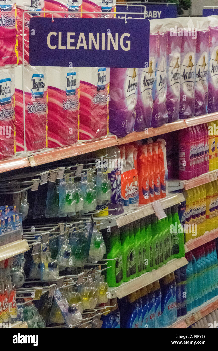 Una selezione di coloratissimi prodotti di pulizia sugli scaffali per la vendita in un supermercato. Foto Stock