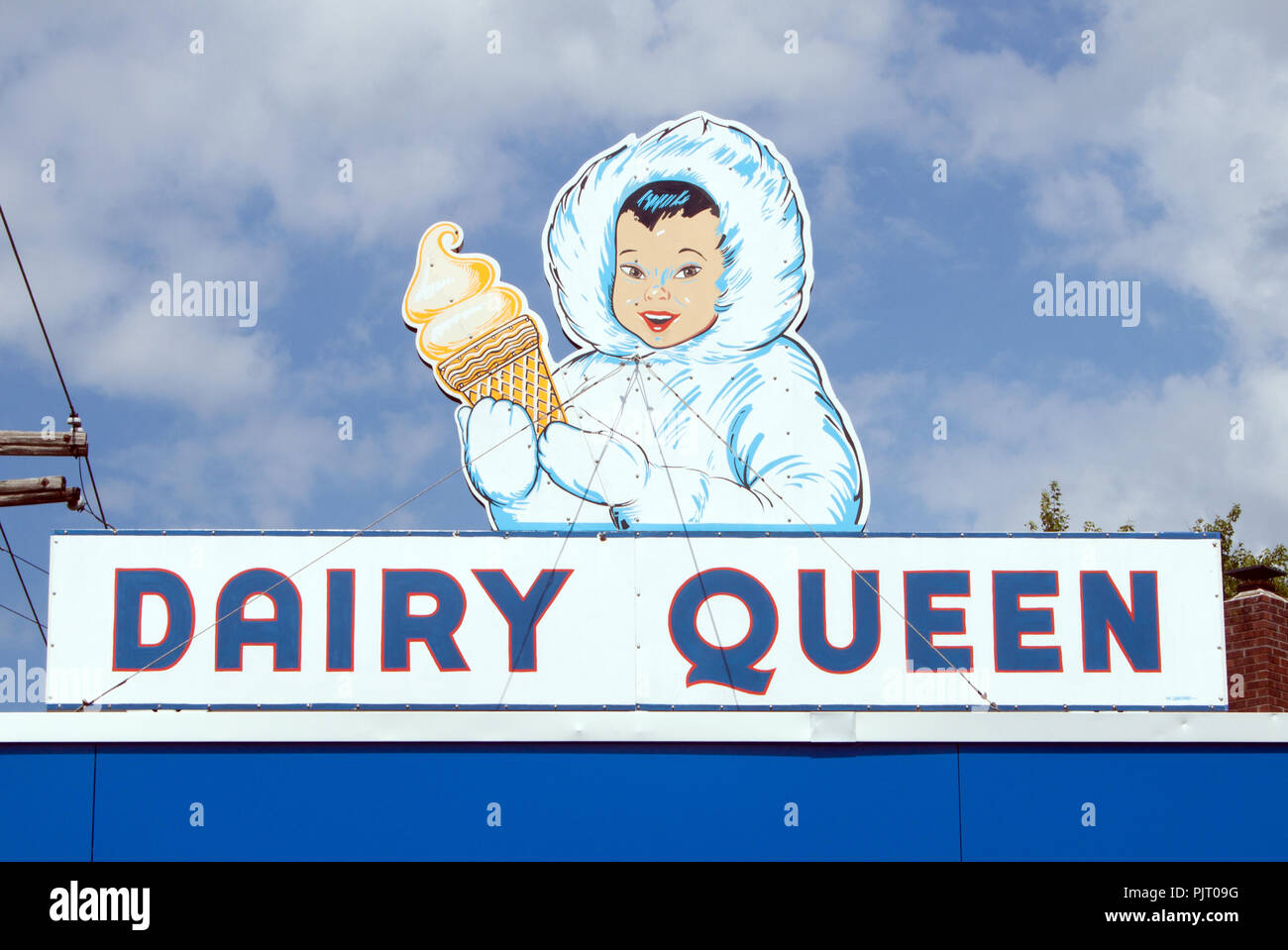 Ciondolo vintage! Questo cartello retrò Dairy Queen a Grafton, West Virginia, attira ancora viaggiatori e gente del posto per un dolce assaggio di nostalgia. Foto Stock