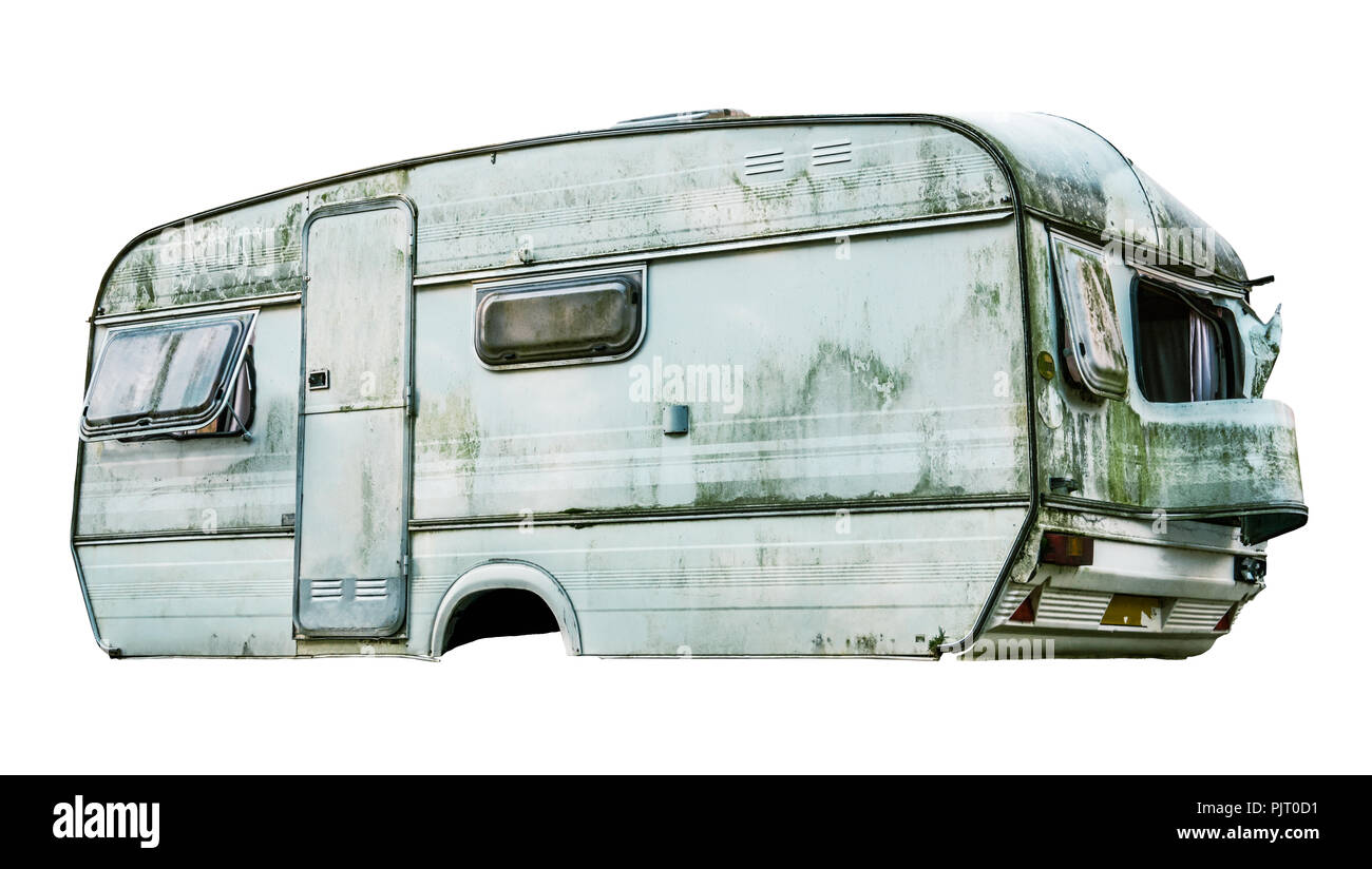 Isolato disgustoso vecchio bianco sporco Caravan con ruote mancanti su sfondo bianco Foto Stock