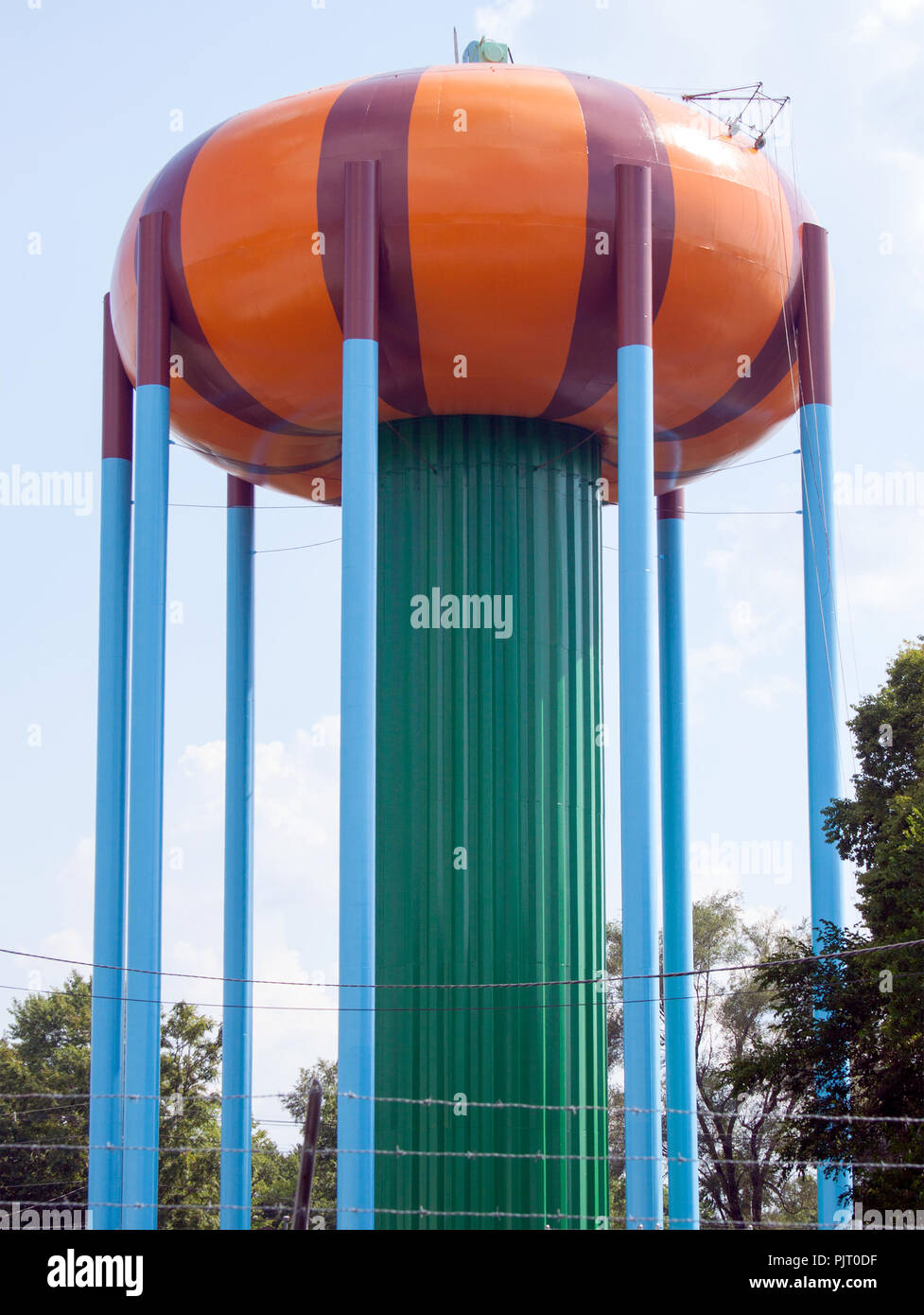 Torre d'acqua a forma di zucca a Circleville, Ohio, luogo di riferimento festoso che celebra il famoso spettacolo delle zucche e lo spirito autunnale della città. Foto Stock