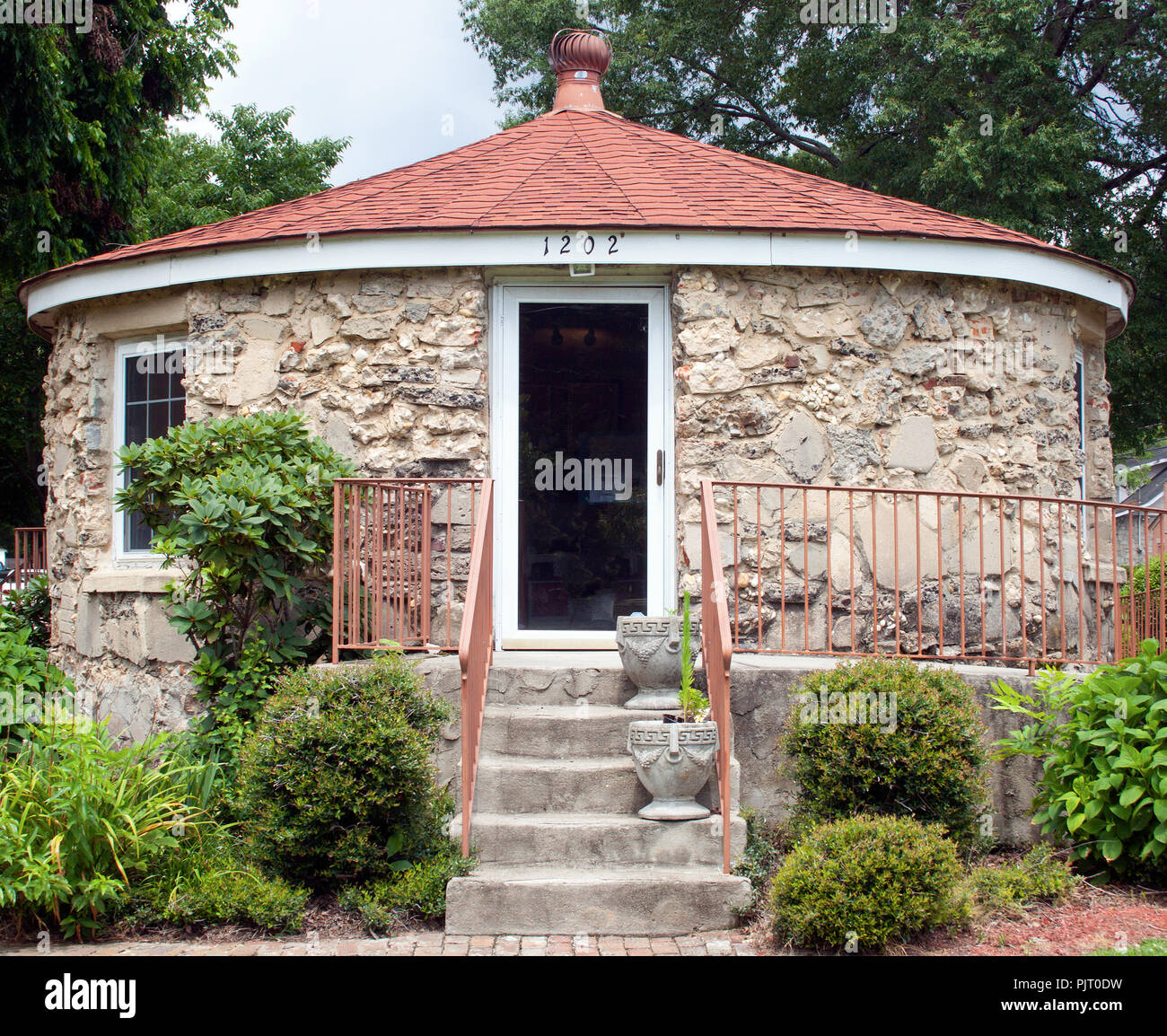 Vecchia casa rotonda in pietra a Wilson, North Carolina, una curiosa struttura circolare con origini misteriose e fascino duraturo lungo la strada. Foto Stock