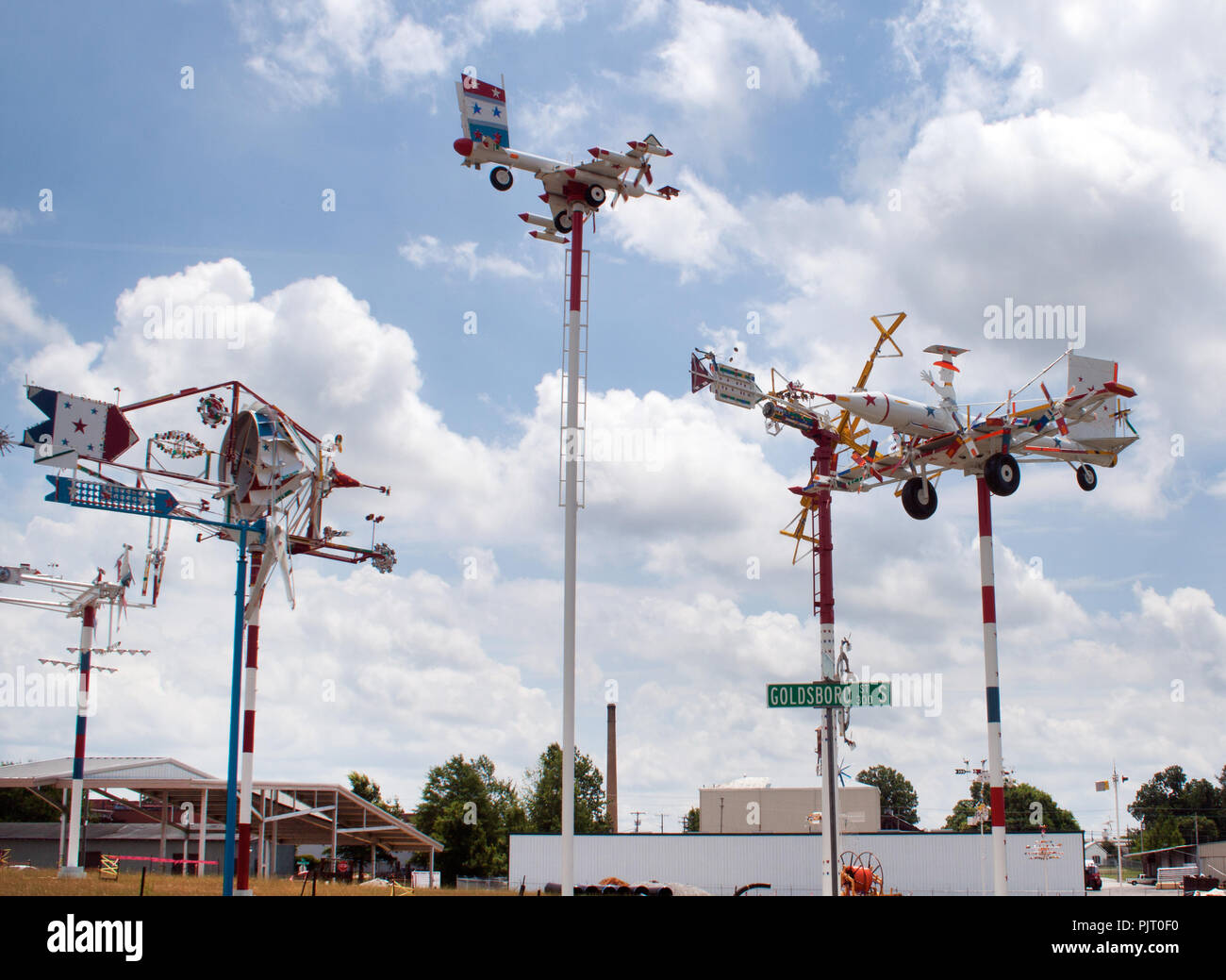 Il Vollis Simpson Whirligig Park di Wilson, North Carolina, espone oltre 30 sculture cinetiche di Simpson, che celebrano l'arte popolare ufficiale della Carolina del Nord. Foto Stock