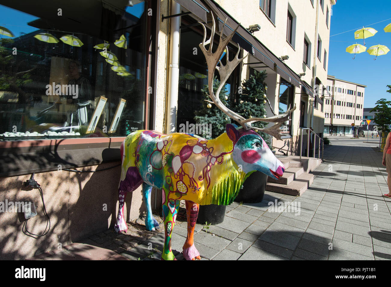 Renne artistiche con palchi all'esterno, un negozio di corna dipinte a colori, colorate all'esterno dello stile artistico di strada, ristorante Place Rovaniemi, scaletta di pavimentazione Foto Stock