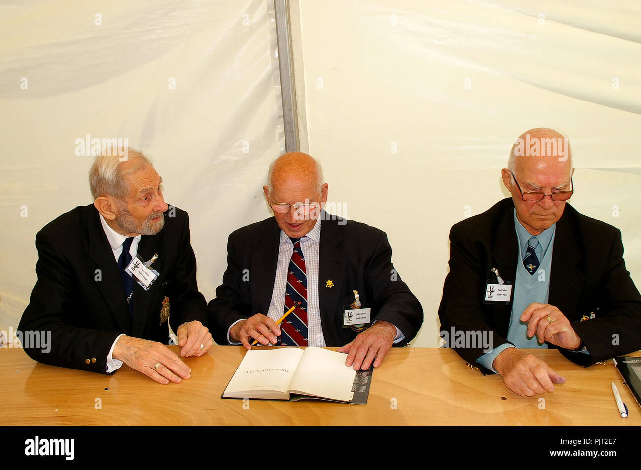 La seconda guerra mondiale la RAF Royal Air Force veterani John Milne (Spitfire rigger), Sid Cleaver e Ken Collins (Spitfire piloti) in un libro firma Foto Stock