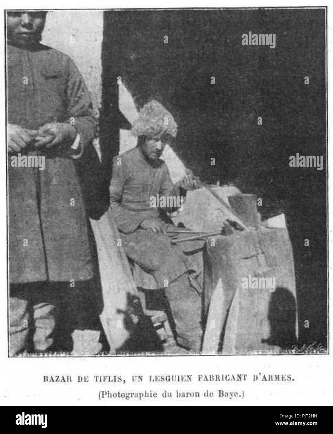 Bazar di Tbilisi - un armi Lesgian master (Barone de Baye foto). Foto Stock