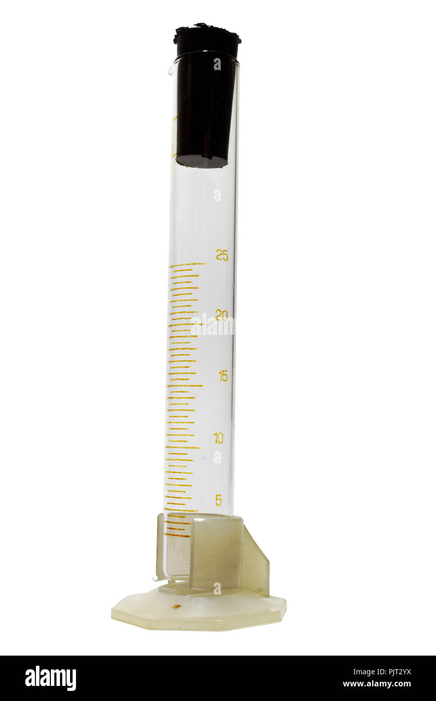 Lungo bicchiere di vetro (misurazione del cilindro graduato), con cono nero di gomma a forma di tappo conico, nel supporto in plastica isolato su sfondo bianco, con cl Foto Stock