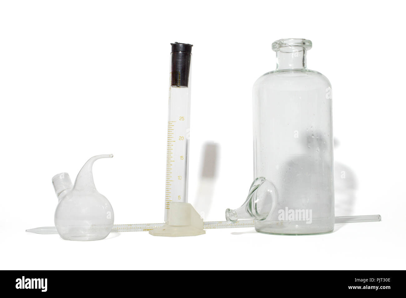 Vetreria di laboratorio - varie complesse apparecchiature di precisione, con il tracciato di ritaglio Foto Stock