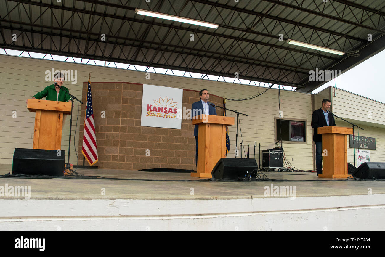 Hutchinson Kansas, USA, 8 settembre 2018 L-R democratica Laura Kelly, indipendente Greg Orman e attuale Segretario di Stato repubblicano Kris Kobach condurre una guerra di parole sul palco di fronte a centinaia di sostenitori chiassosa durante il dibattito Gubernatorial al Kansas State Fair Foto Stock