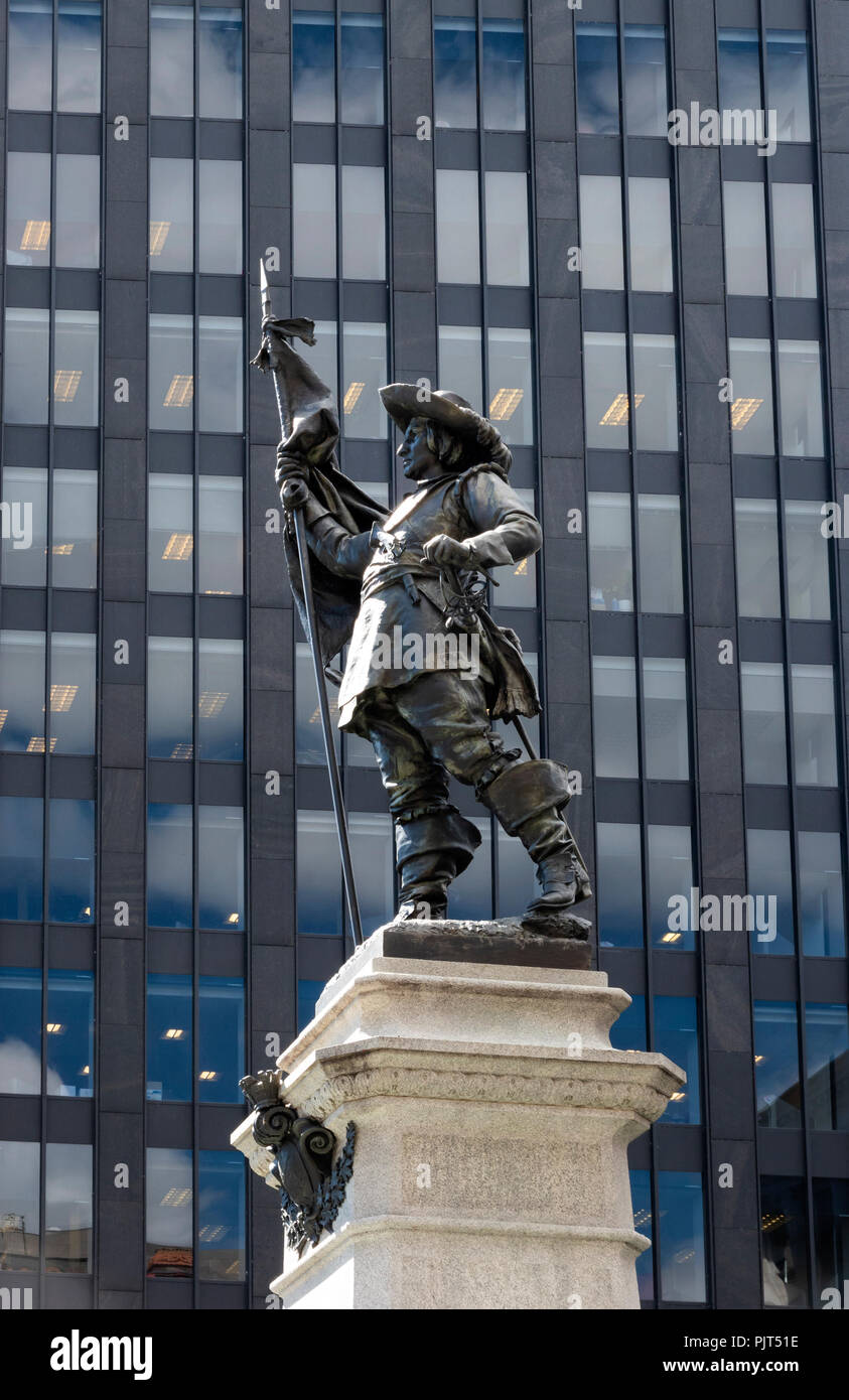 Statua di Paul Chomedey De Maisonneuve nel Place d'Armes a Montreal, il fondatore di Montreal e una figura discutibile del Canada francese Foto Stock