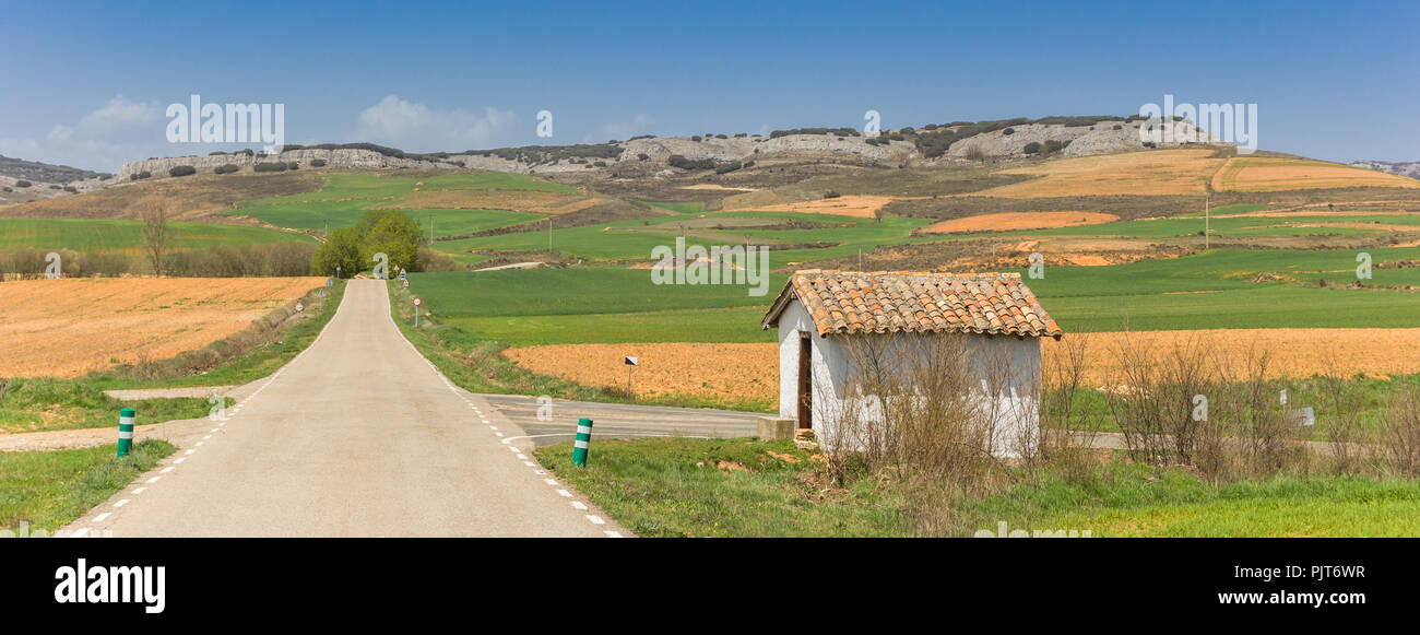 Panorama di una strada nel paesaggio di Castilla y Leon, Spagna Foto Stock