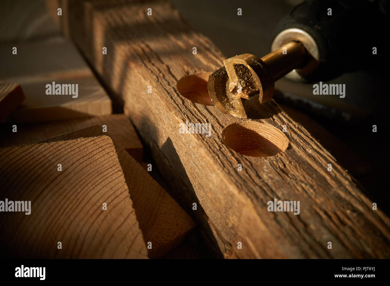 Vicino punta Forstner per la perforazione di fori circolari con un trapano  portatile seduti sulla parte superiore del blocco di legno Foto stock -  Alamy