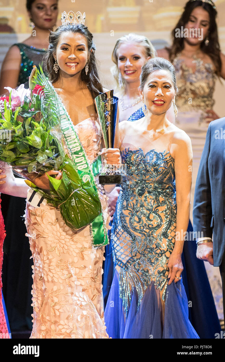 Sydney, Australia. 08 Sep, 2018. Susana Downes è incoronato Miss Earth Australia acqua da Miss Earth Australia fondatore Maria Giacomo a Miss Earth Australia Grand Finals 2018 al Roundhouse Su settembre 8, 2018 a Sydney Australia Credit: Regno Immagini/Pacific Press/Alamy Live News Foto Stock