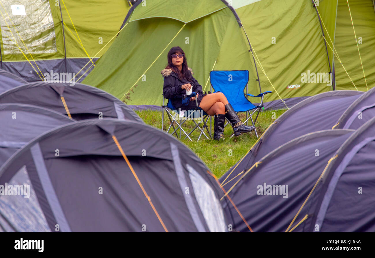 Un festival goer tra i molti tende ad un Festival numero 6, Portmeirion, Galles Foto Stock