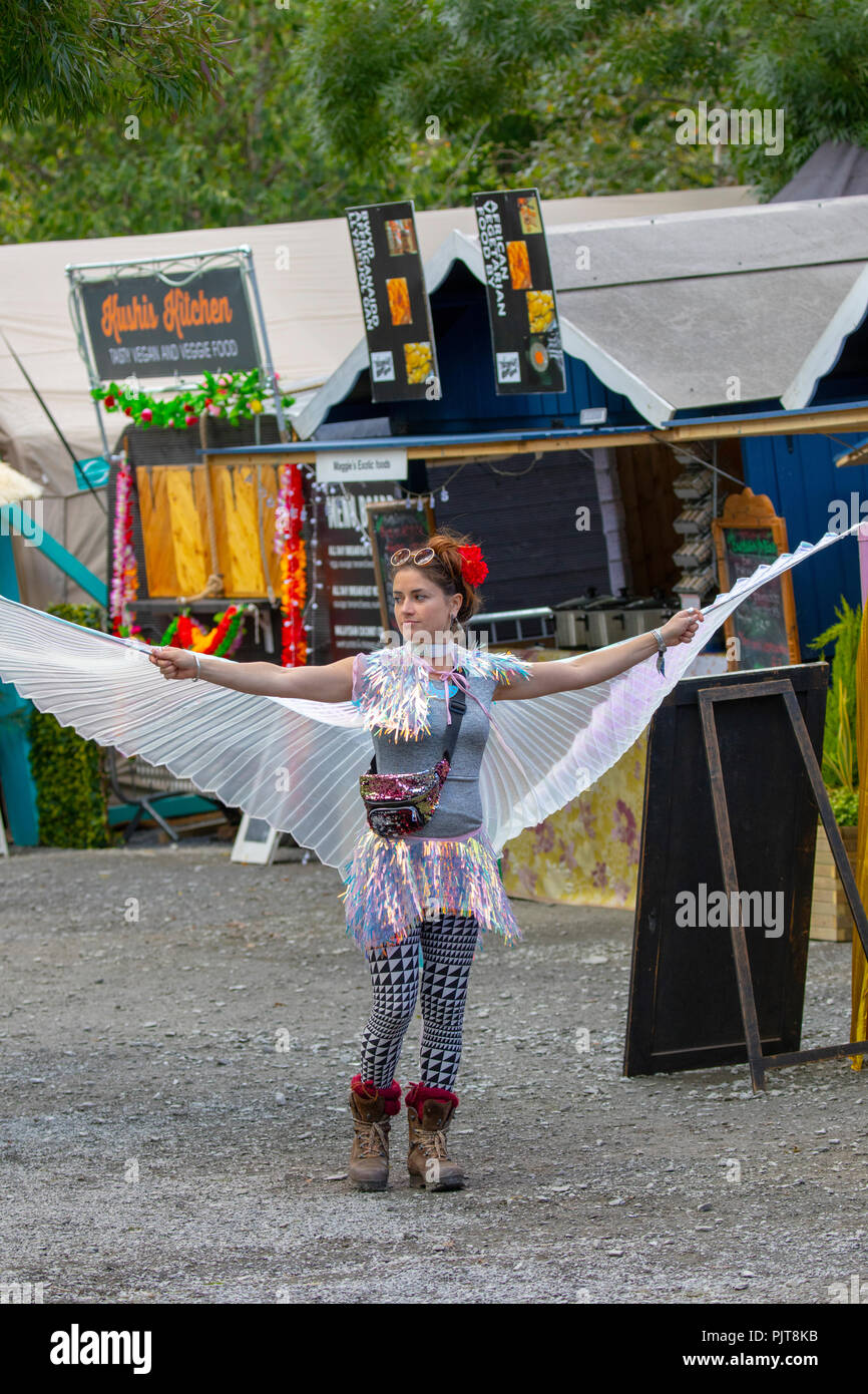 Un festival goer indossando ali godendo l'ultimo Festival mai numero 6 a Portmeirion, Galles Foto Stock