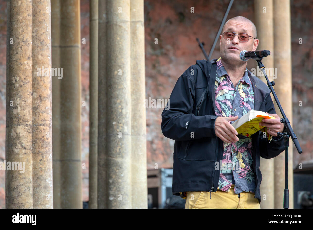 Autore Jamie Paradise dando estratti dal suo libro notte tempo raffreddare al Festival numero 6 nella centrale Piazza, Portmeirion, Galles Foto Stock