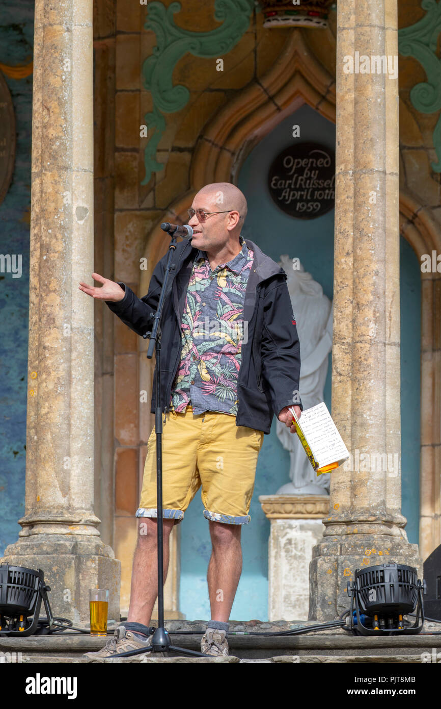 Autore Jamie Paradise dando estratti dal suo libro notte tempo raffreddare al Festival numero 6 nella centrale Piazza, Portmeirion, Galles Foto Stock