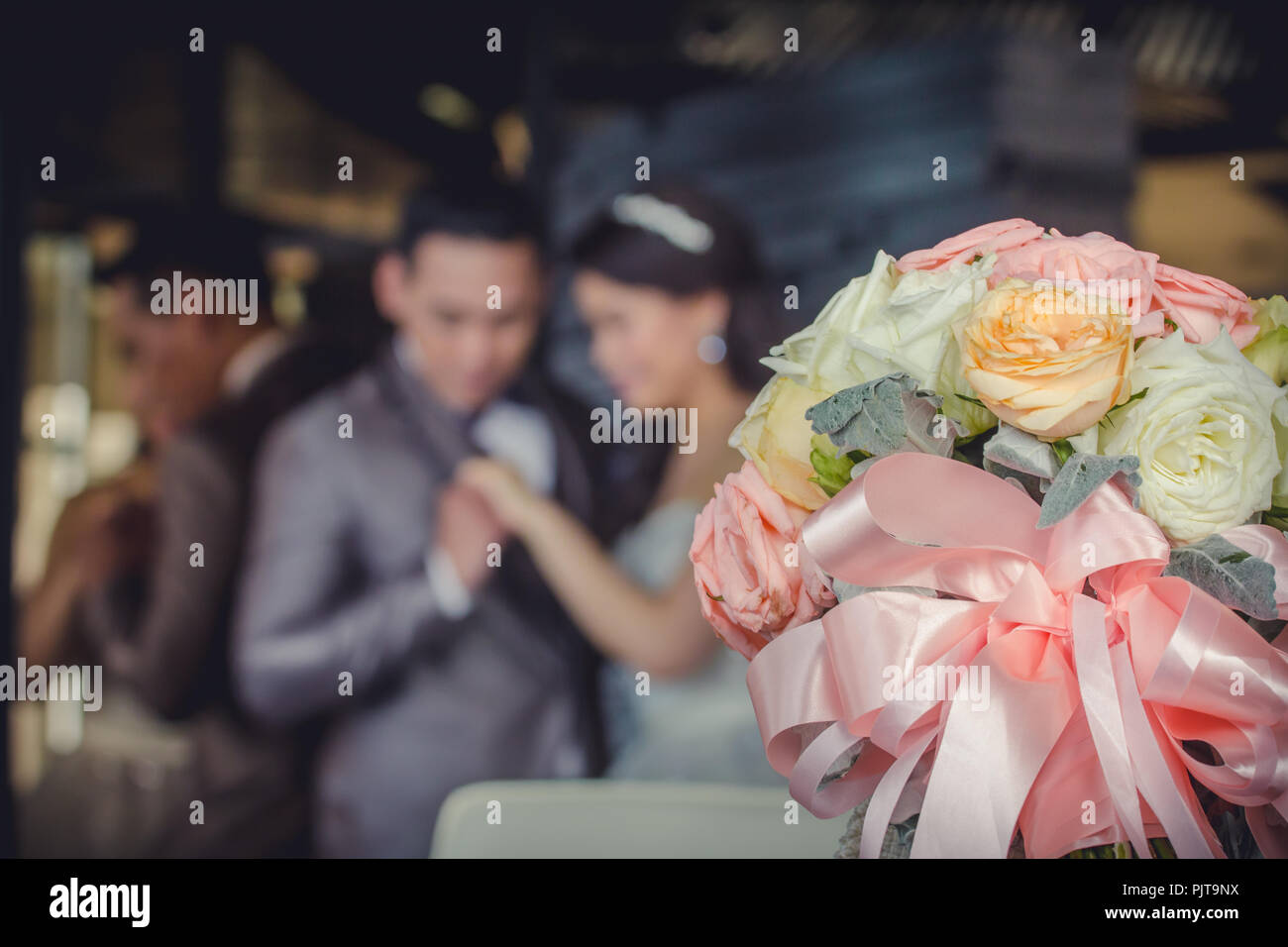 Bouquet e il giovane che sono sposati, tono vintage. Foto Stock