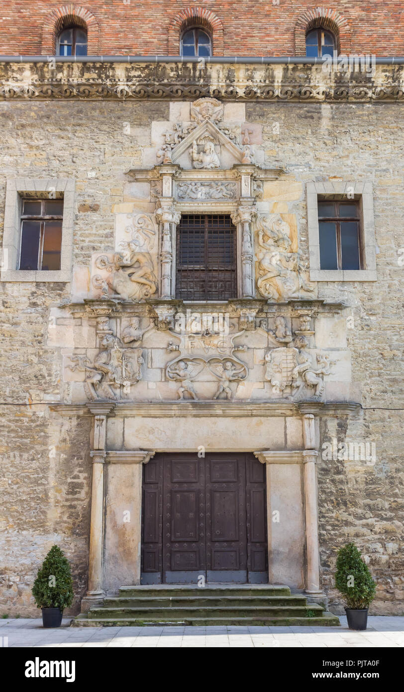 Porta della chiesa nel centro storico di Vitoria Gasteiz, Spagna Foto Stock