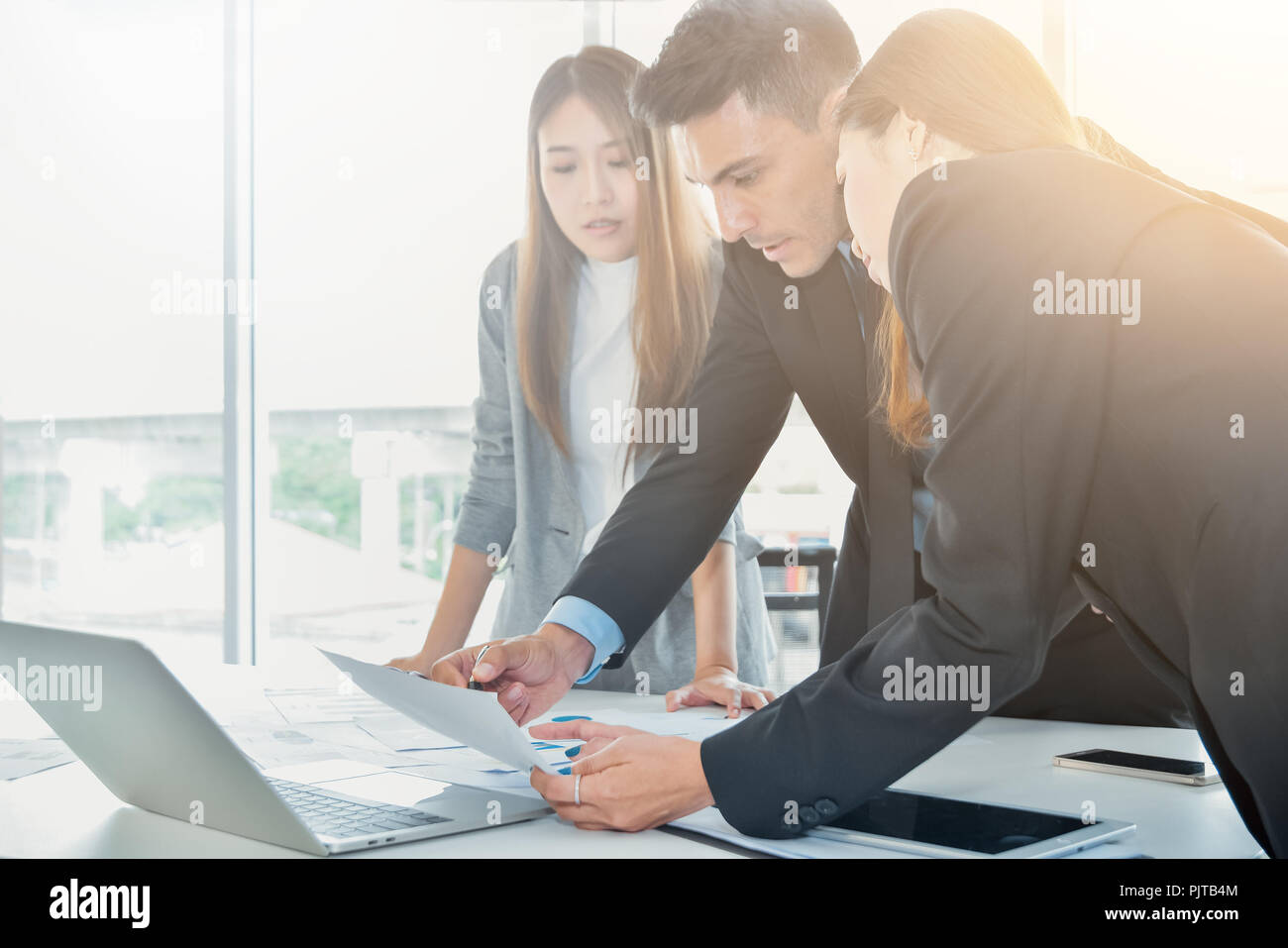 Il team di Business concetto ,la gente di affari brainstorm o per la discussione del documento o report finanziario tabelle e grafici sulla scrivania in ufficio Foto Stock