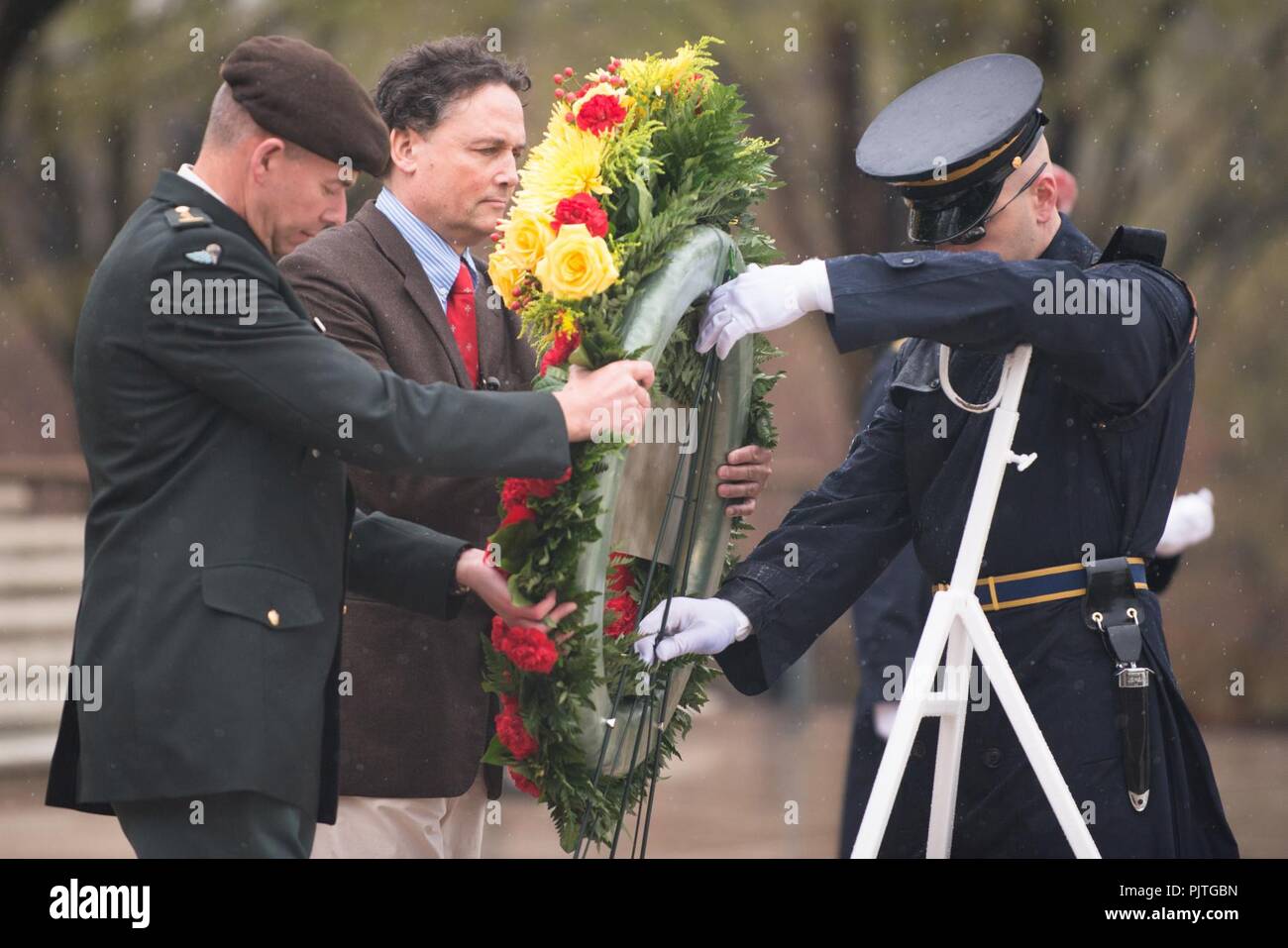 Belga di Duca di Arenberg visita la tomba del Milite Ignoto presso il Cimitero Nazionale di Arlington Foto Stock