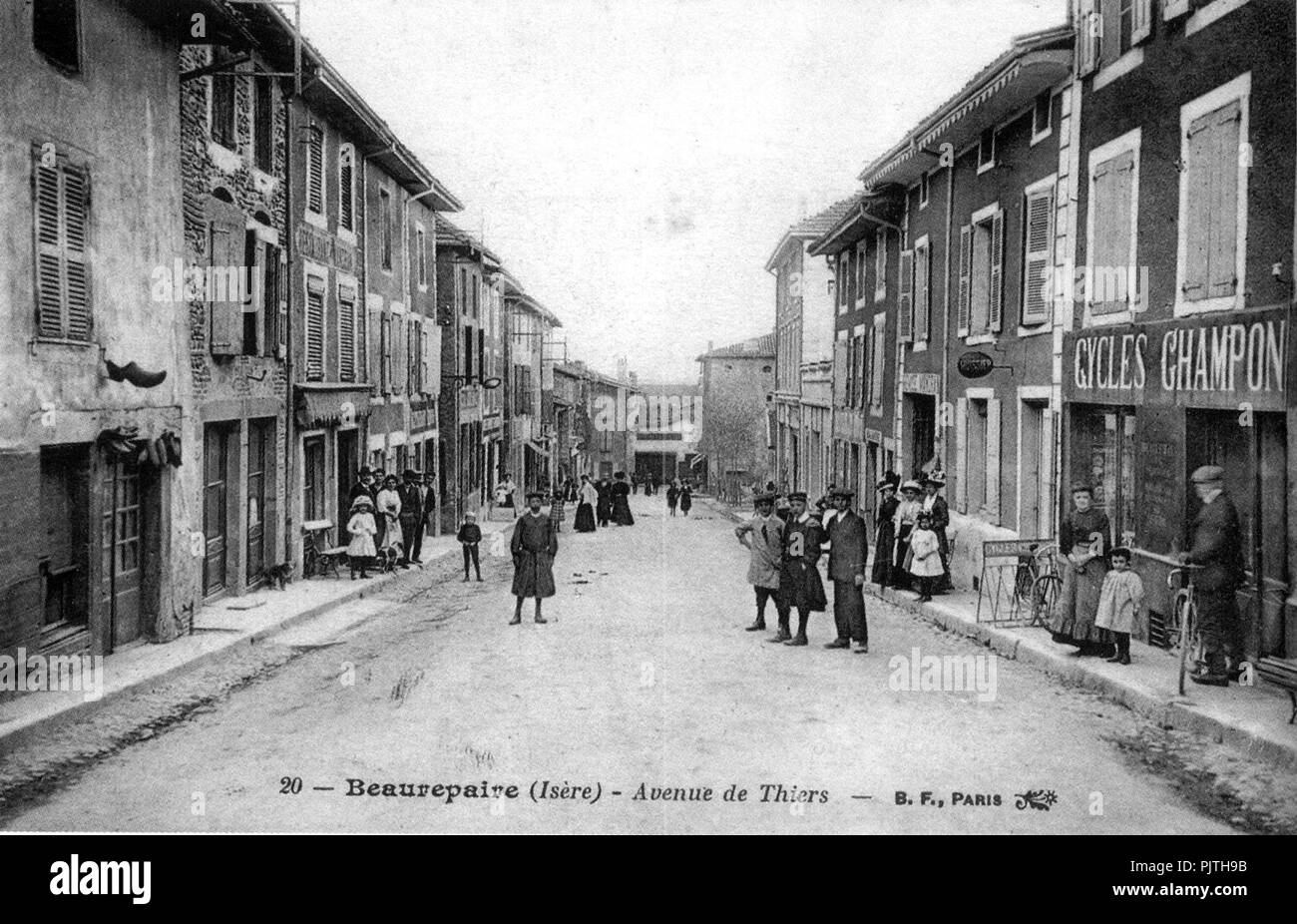 Beaurepaire, Avenue de Thiers, 1908, p20 L Isère les 533 comuni - B F Parigi. Foto Stock