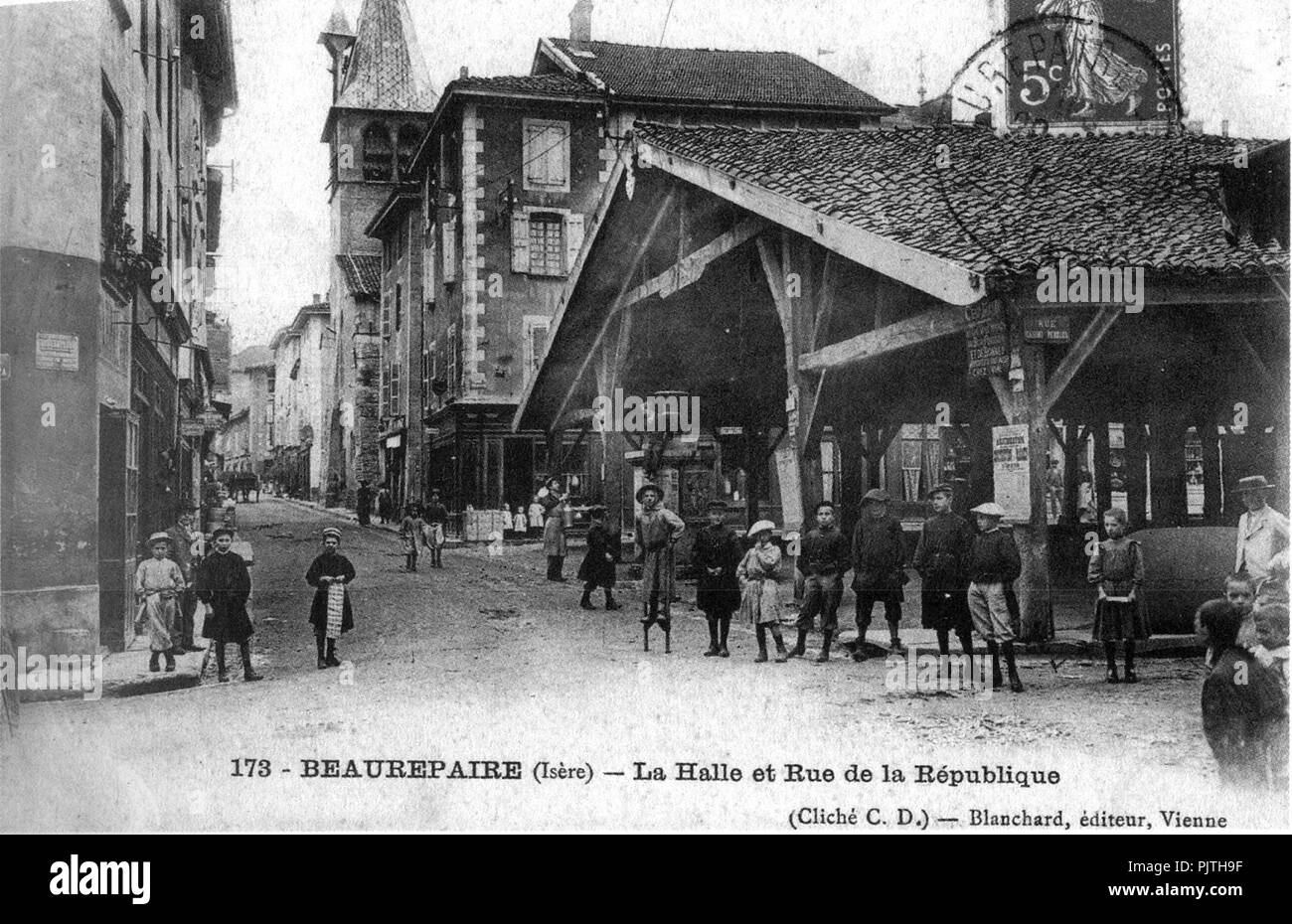 Beaurepaire, la halle et rue de la République, 1908, p21 L Isère les 533 comuni - cliché C D, Blanchard éditeur à Vienne. Foto Stock