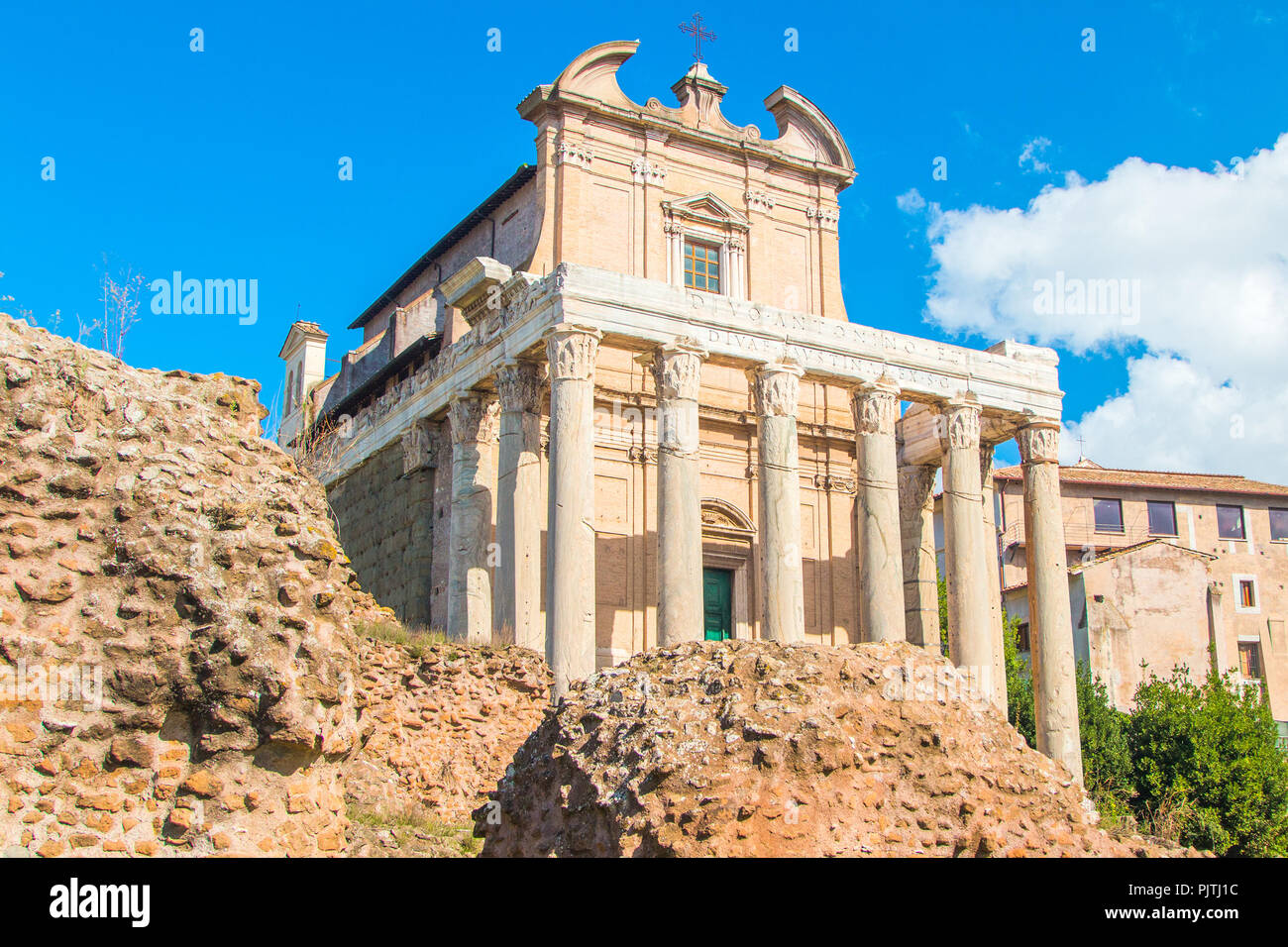 Tempio di Antonino e Faustina, adottata per la chiesa di San Lorenzo in Miranda, Romanom Forum (Forum Romano), Roma, Italia Foto Stock