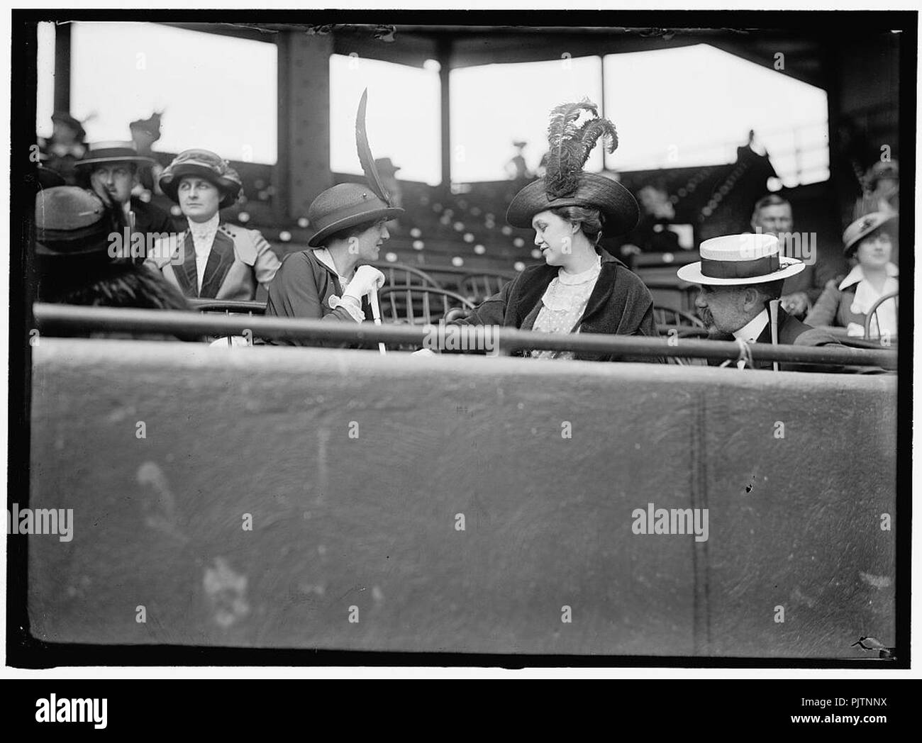 Il baseball, dilettanti e college. Guardare la partita tra il Metropolitan e Chevy Chase club- CECILIA maggio; MRS. PRESTON GIBSON Foto Stock