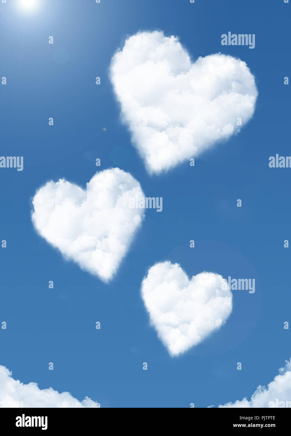 A forma di cuore ad nuvole nel cielo Foto Stock