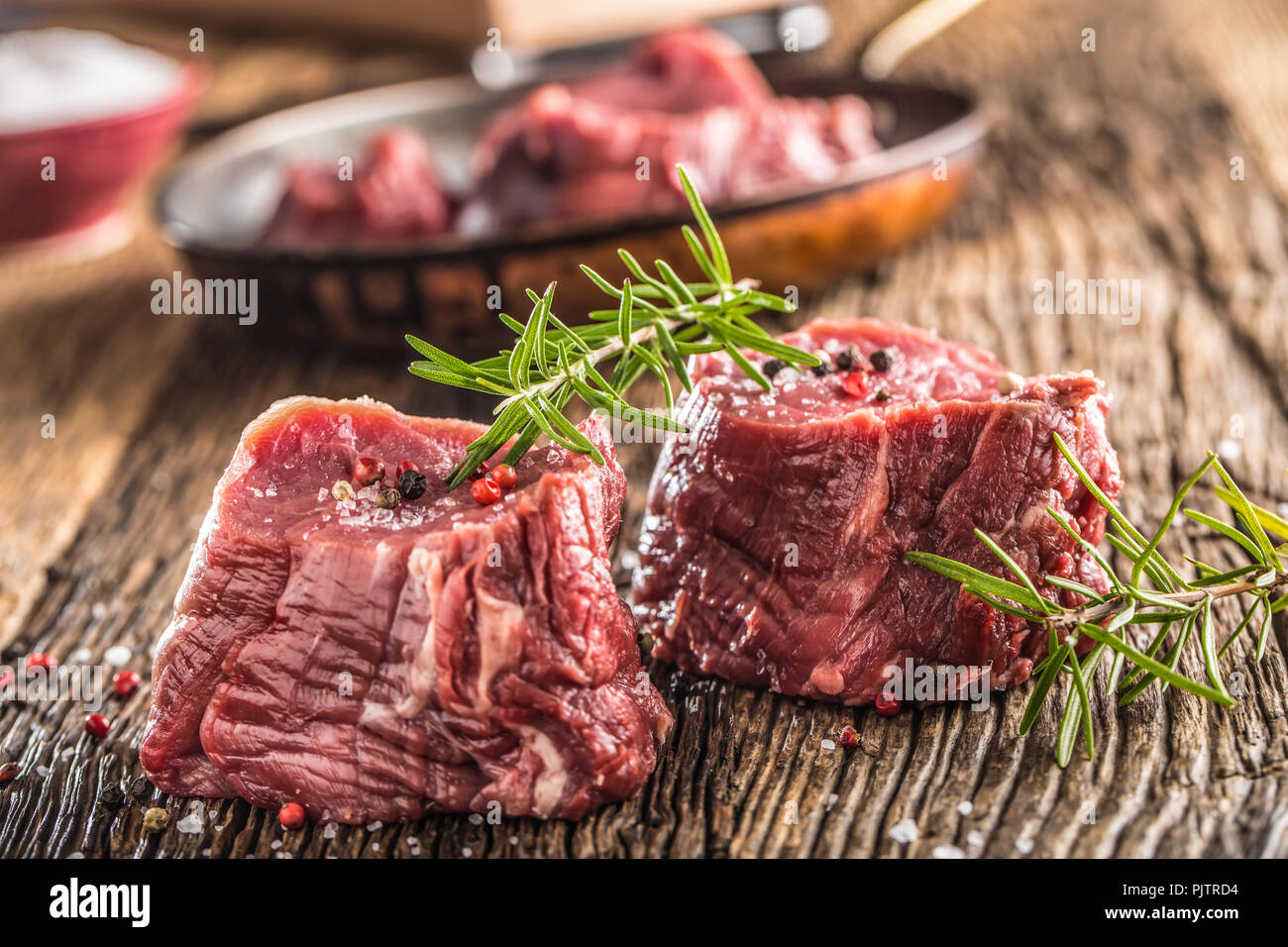 Close-up delle fette di carne di manzo bistecca tenterloin sale pepe e rosmarino. Foto Stock