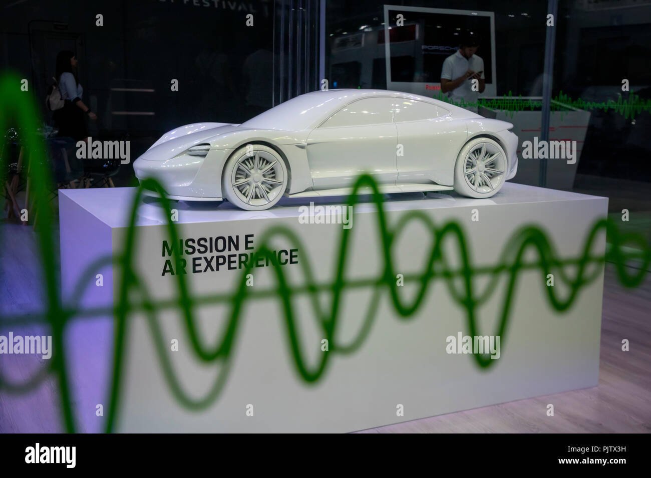 Un modello di auto elettrica Porsche Mission e all'Mobilistic 18 technology festival di Mosca, Russia Foto Stock