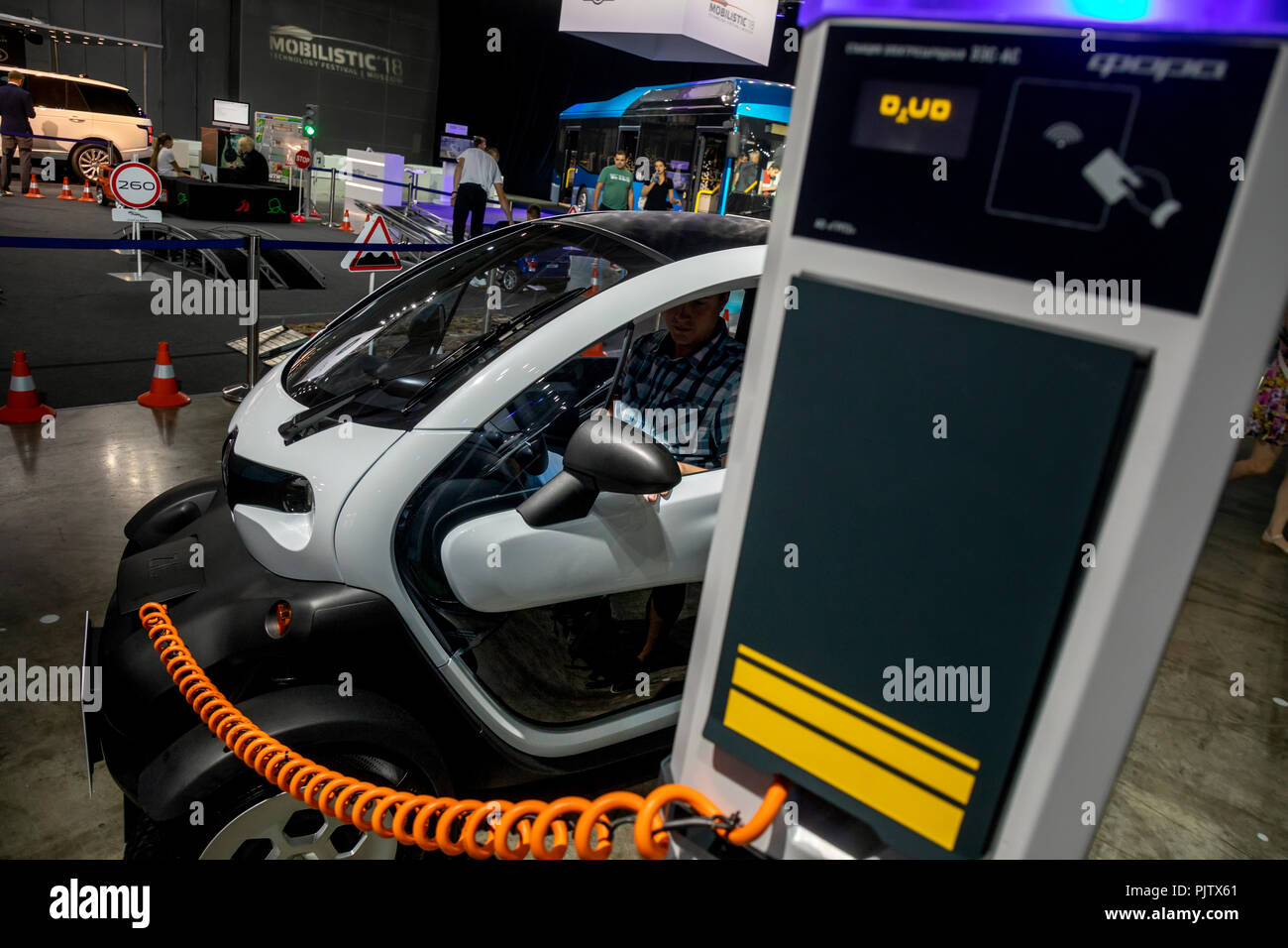 Una nuova auto elettrica Renault Twizy viene caricato dalla stazione di carica presso il festival di tecnologia Mobilistic 2018 a Mosca, Russia Foto Stock