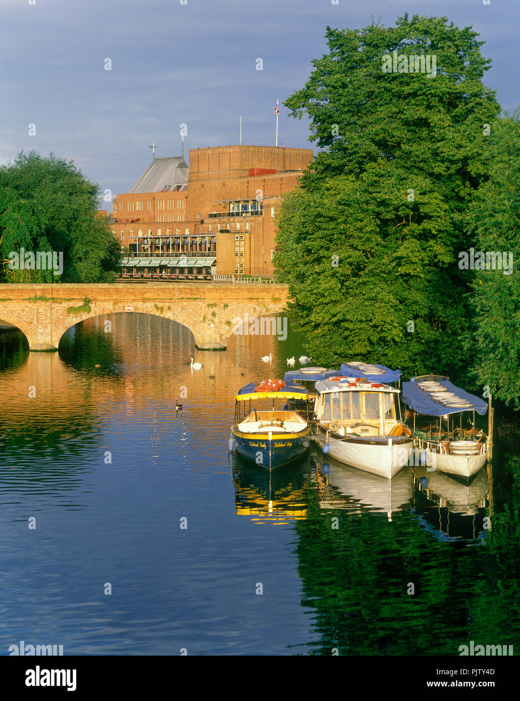 Le imbarcazioni turistiche Royal Shakespeare Theatre tramvia BRIDGE Stratford upon Avon INGHILTERRA REGNO UNITO Foto Stock