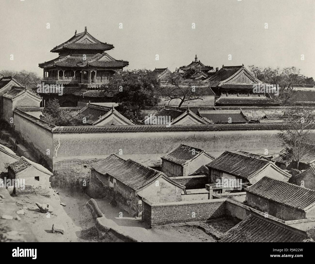 Beato, Felice A. - Ansicht des Tempels Confuzianischen vom un-ting Tor aus gesehen, Pechino. Foto Stock