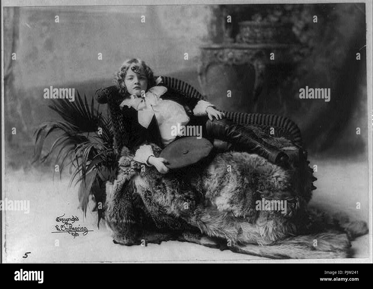 Beatrice Abbey a tutta lunghezza ritratto seduto rivolto verso la parte anteriore Foto Stock