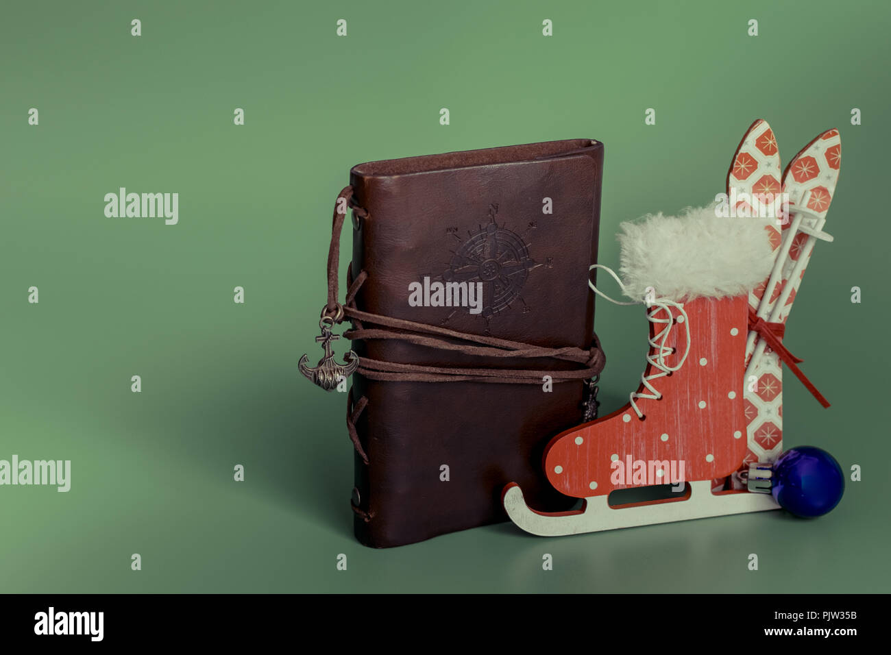In pelle per notebook vintage con Entourage per Natale. sci pattini. Foto Stock