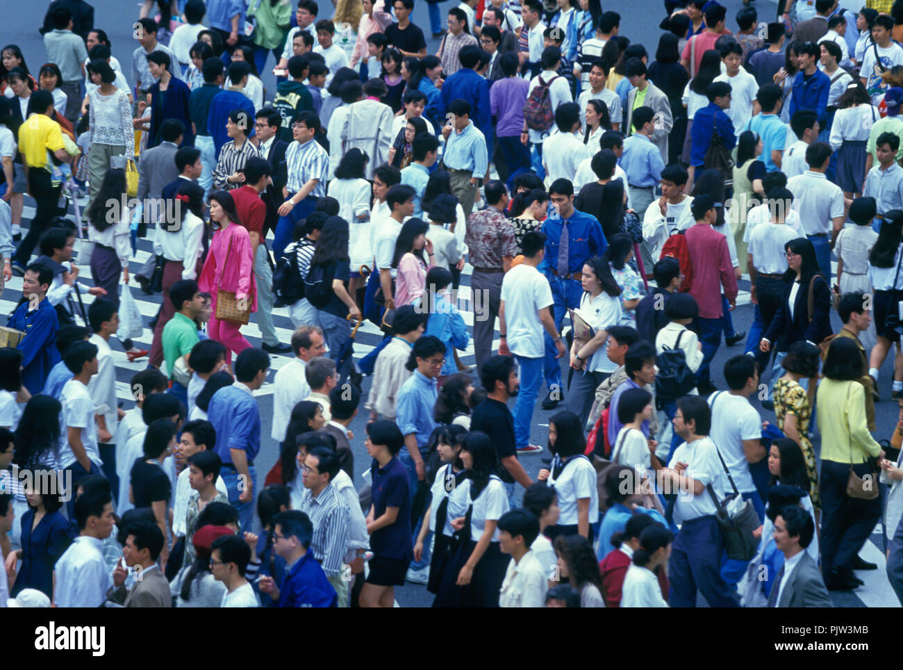 1992 STORICI PEDONI CHE ATTRAVERSANO LA STRADA NEL TRAFFICATO INCROCIO STREET SCENA SHIBUYA-KU TOKYO GIAPPONE Foto Stock