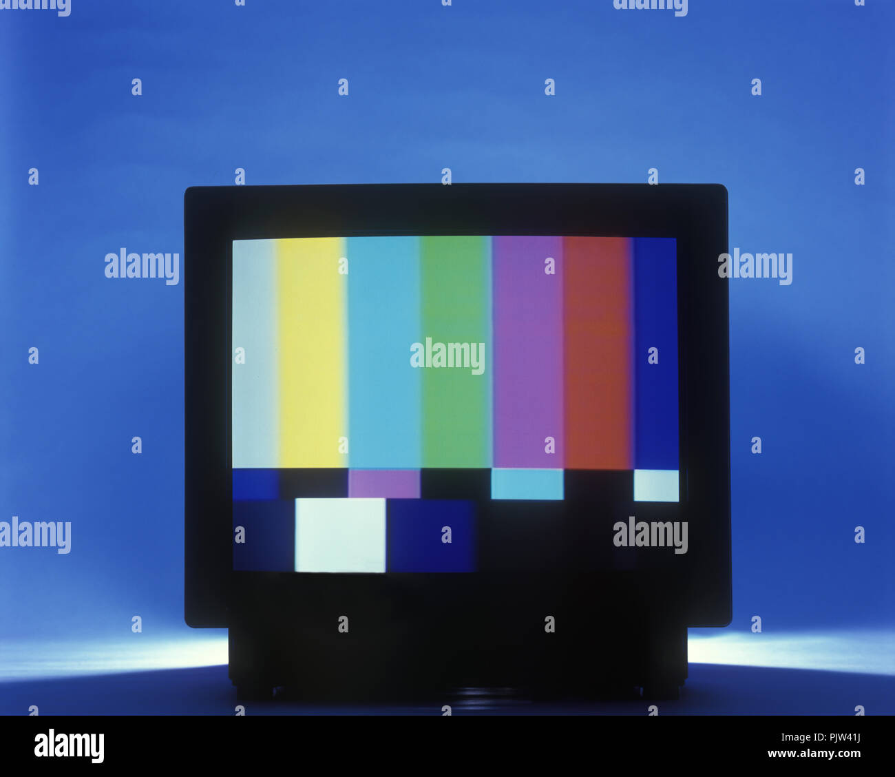 1992 SCHEDA DI PROVA A COLORI STORICA SU UN VECCHIO TELEVISORE A TUBO CATODICO DA 1980S CM Foto Stock