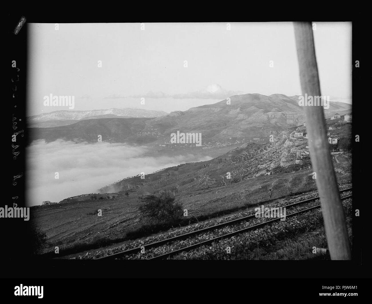 Beit Ed-Din. Il Palazzo Shehab (tenuto come un monumento nazionale). Ras el-Metn. Vista distante. Il Libano picchi che si eleva al di sopra delle banche cloud Foto Stock