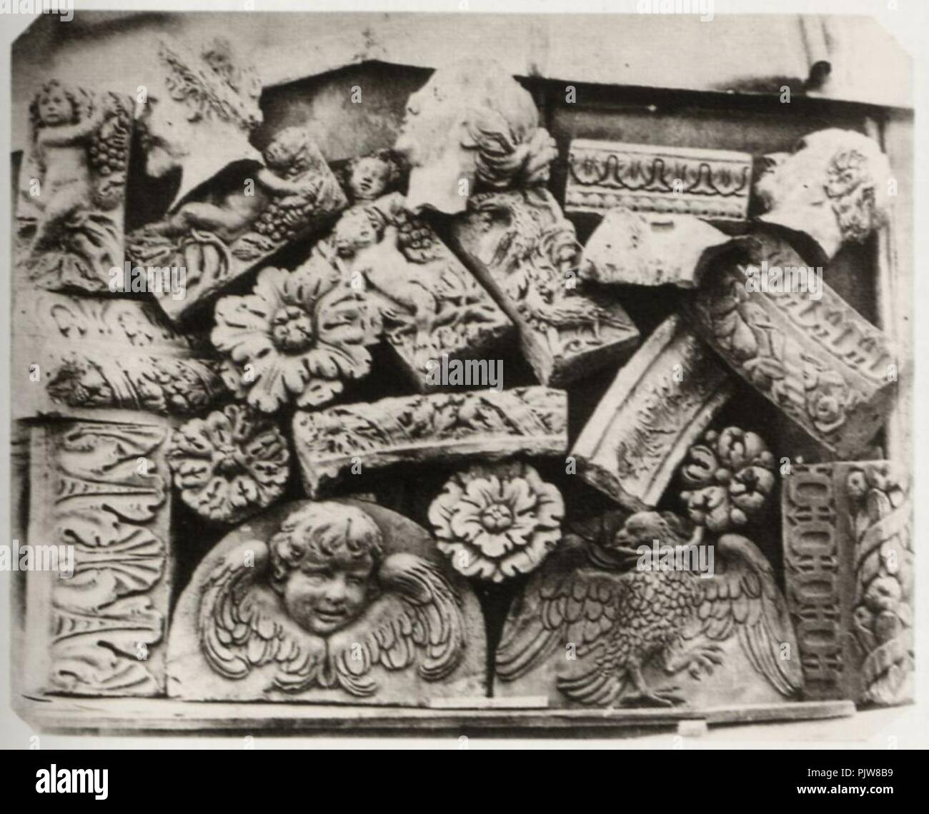 Belitski, Ludwig - 22 Ornamente aus gebranntem Ton, aus der Certosa bei Pavia, dem Ospedale Grande in Mailand, aus dem Heidelberger Schloss und aus Nürnberg, 14., 15. und 16. Jahrhundert, Liegnitz. Foto Stock