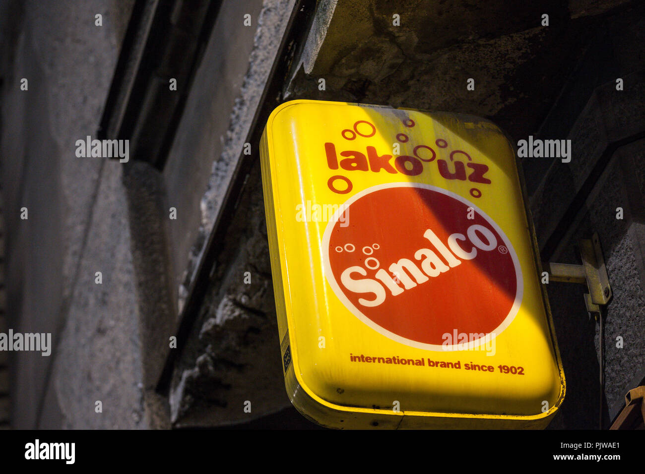 A Belgrado, in Serbia - 3 Settembre 2018: Sinalco logo sul loro rivenditore di Belgrado. Sinalco è un tedesco analcolico bevanda analcolica gassata la cui vendita io Foto Stock