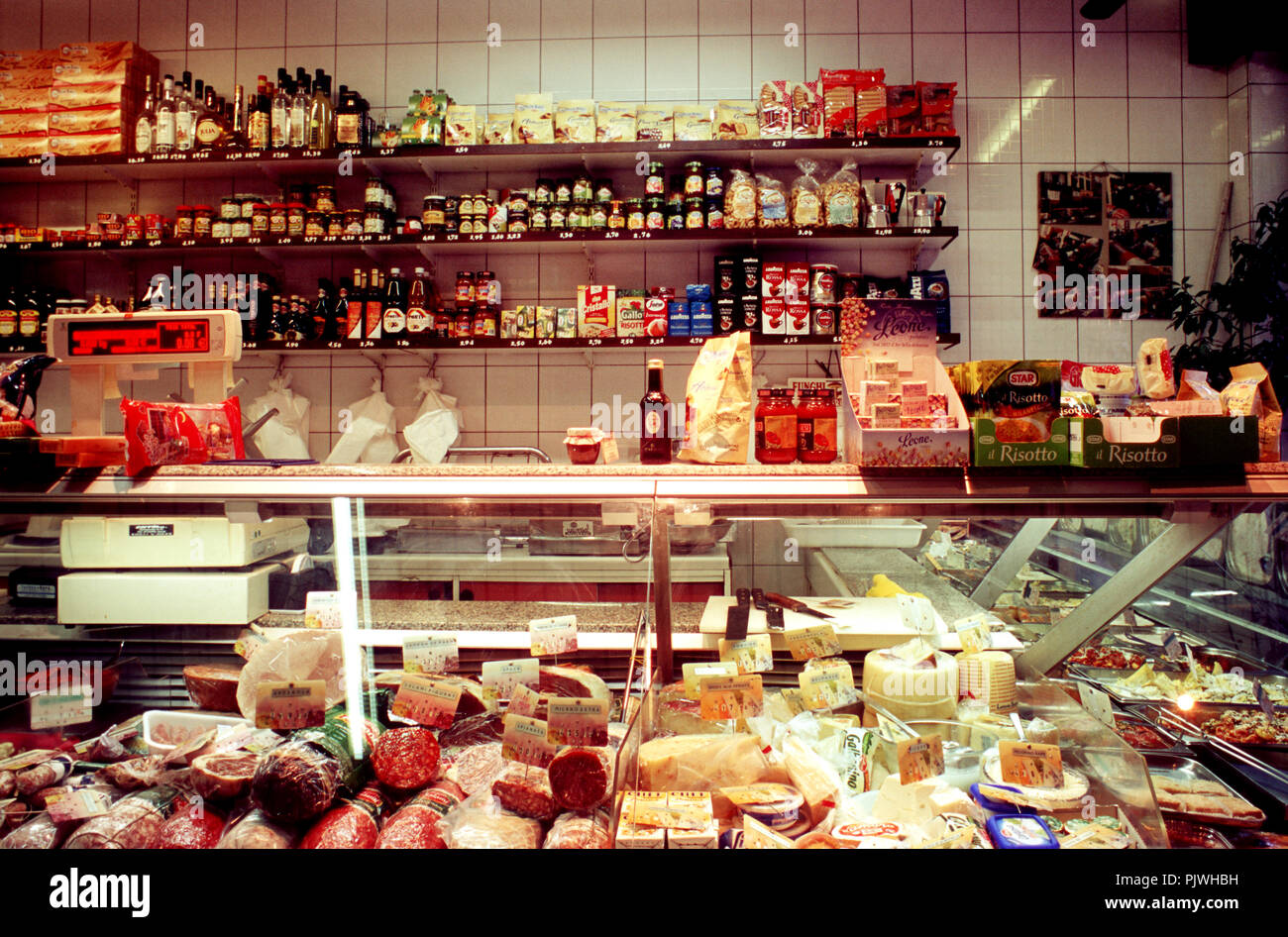 Traiteur italiano e il negozio di alimentari 'Dal Barone' in rue de Flandre, il centro di Bruxelles (Belgio, 13/10/2006) Foto Stock