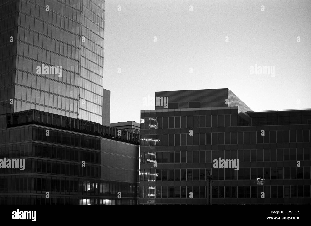 La torre di Dexia e Covent Garden B Torri in costruzione al tramonto intorno alla Piazza Rogier, Bruxelles (Belgio, 07/2005) Foto Stock