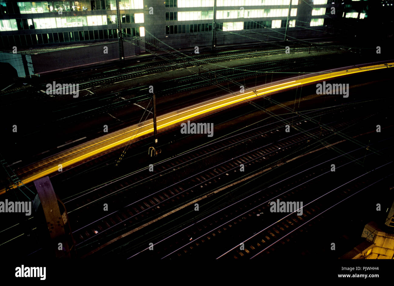 Vista notturna su ferrovie intorno alla stazione Nord di Bruxelles (Belgio, 16/01/2006) Foto Stock